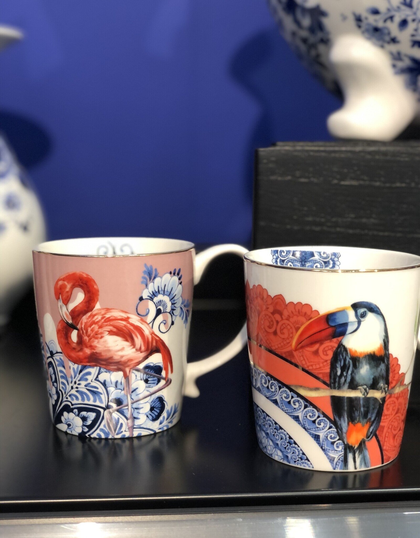 Heinen Delfts Blauw Mok flamingo en toekan - set van 2