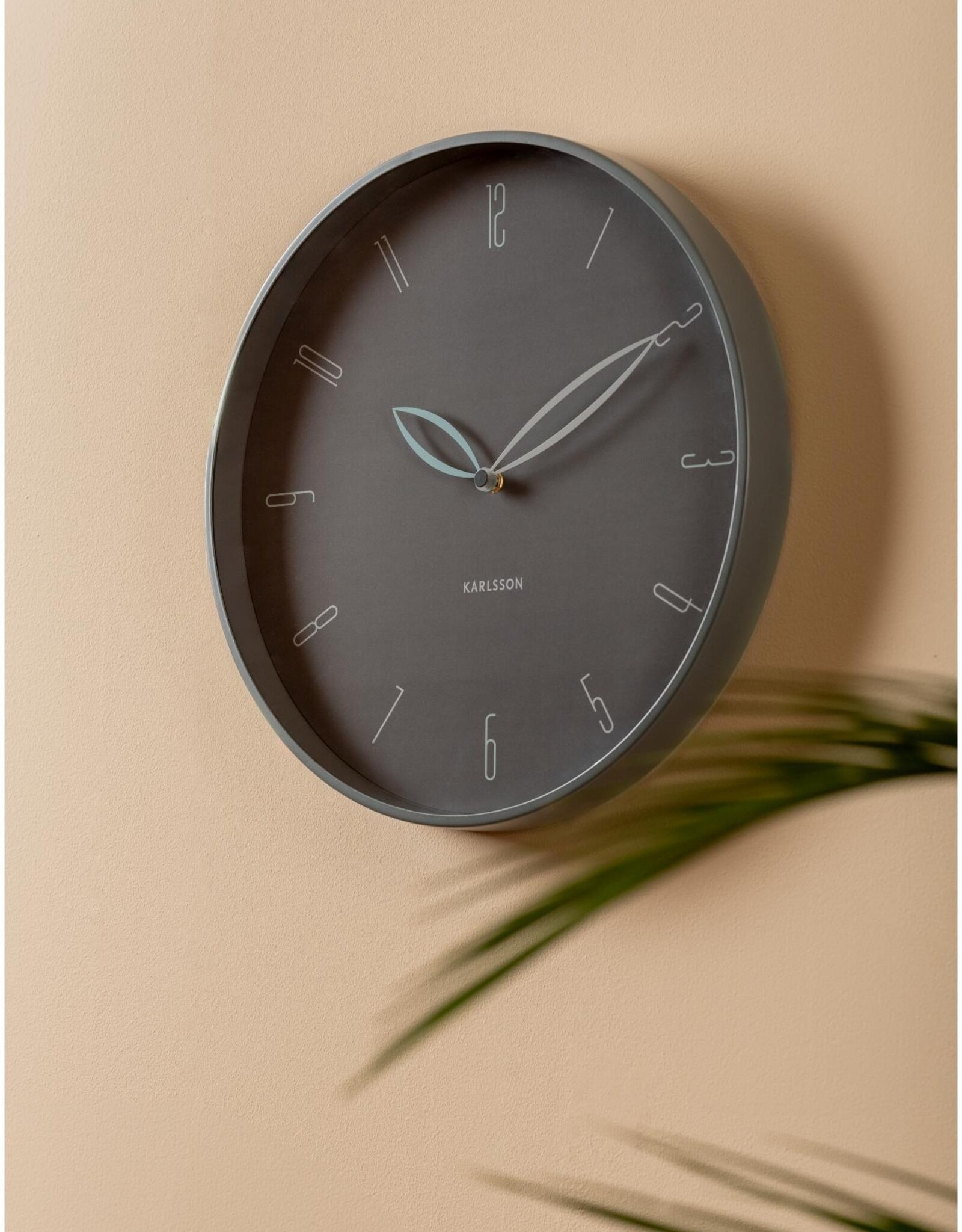 Karlsson  Wandklok Petals - donker grijs