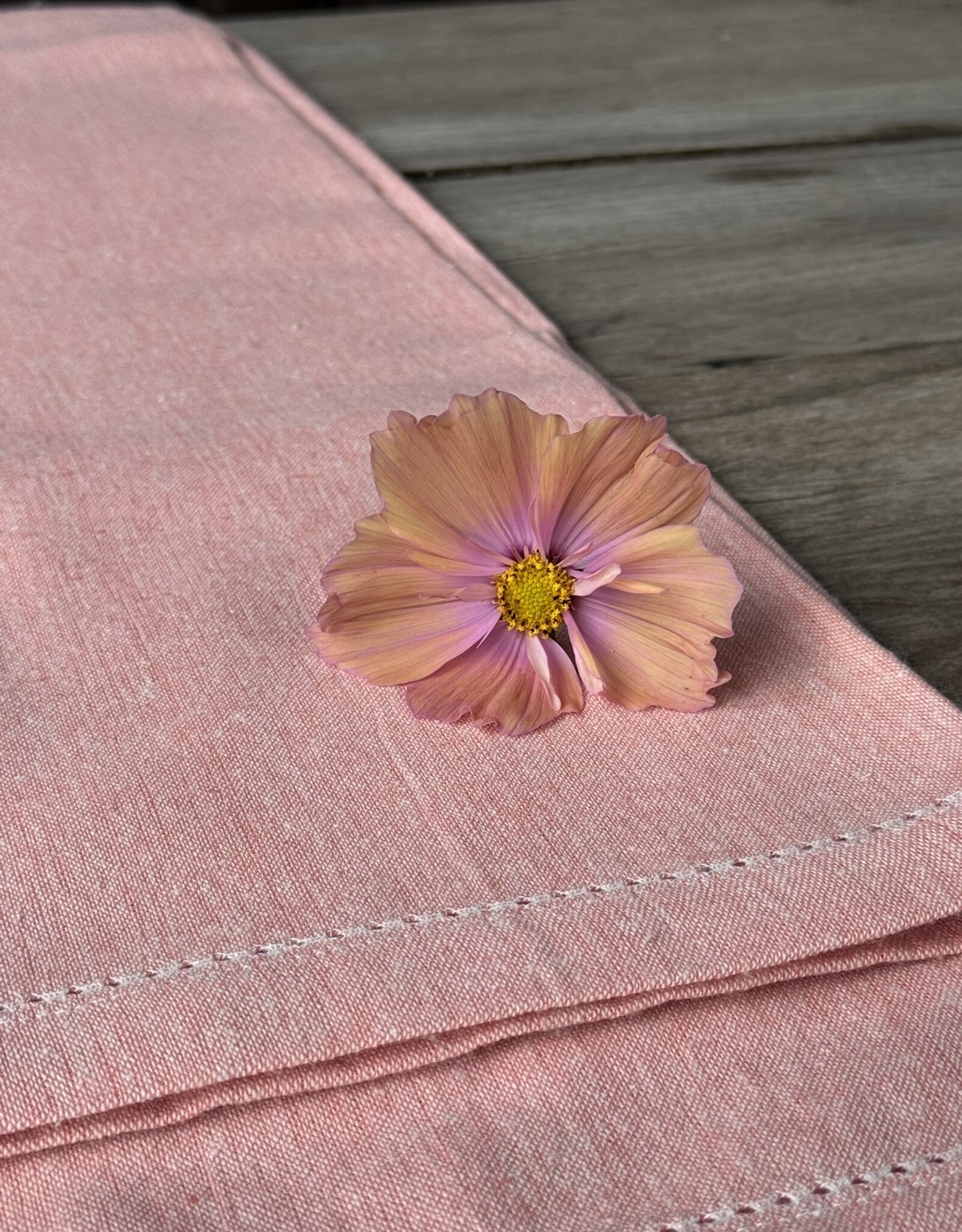 Linen & More Tafellaken - linnen 'Nena'  - peach