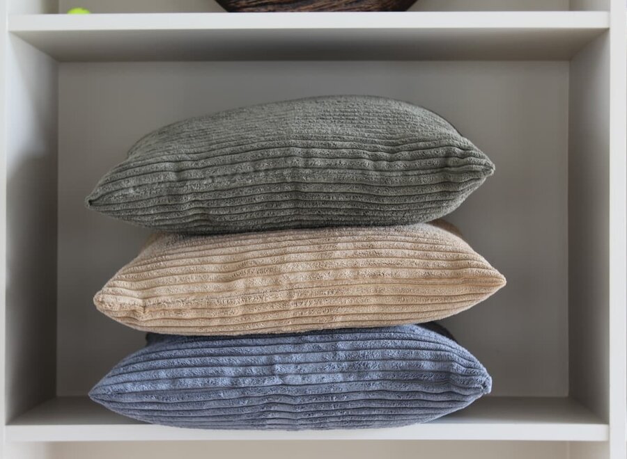 Grijs sierkussen 45x45 cm brede ribcord | luxe velours corduroy kussen voor de bank in muisgrijs en zachtgrijs | DogsCompanion.com