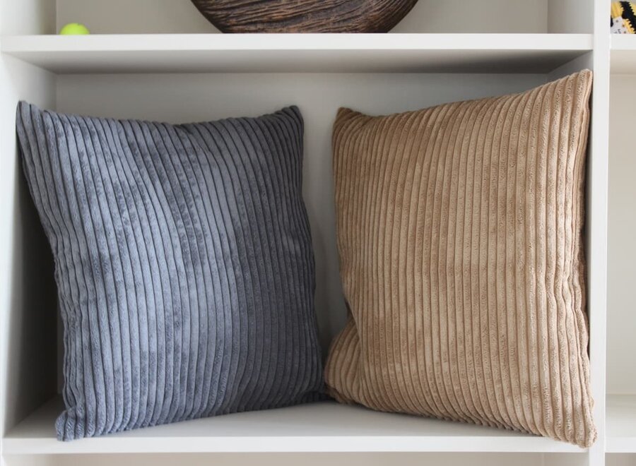 Grijs sierkussen 45x45 cm brede ribcord | luxe velours corduroy kussen voor de bank in muisgrijs en zachtgrijs | DogsCompanion.com
