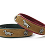 Exclusieve suède leren hondenhalsband met teckel en eikenblad applicaties, cognac/groen met zilveren details, zachte afwerking en nylon kern, 35-45 cm, 24 mm