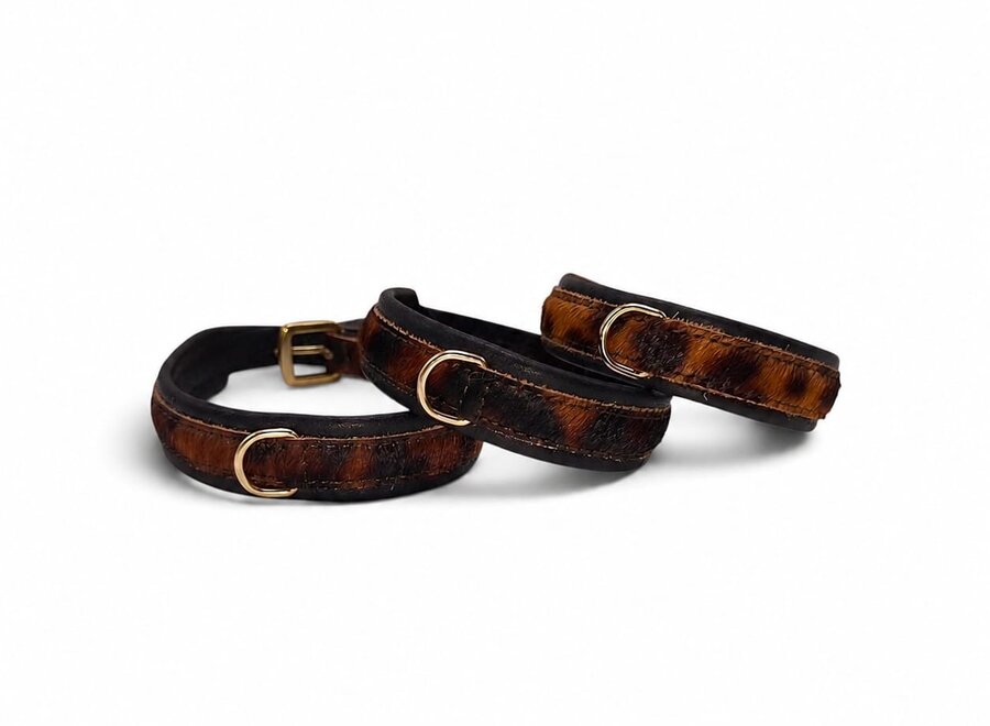 Mini leren hondenhalsband met luipaardprint in donkerbruin nappaleer, verstevigde nylon kern en handgeklonken beslag, verkrijgbaar in 27, 30 en 33 cm / 18mm