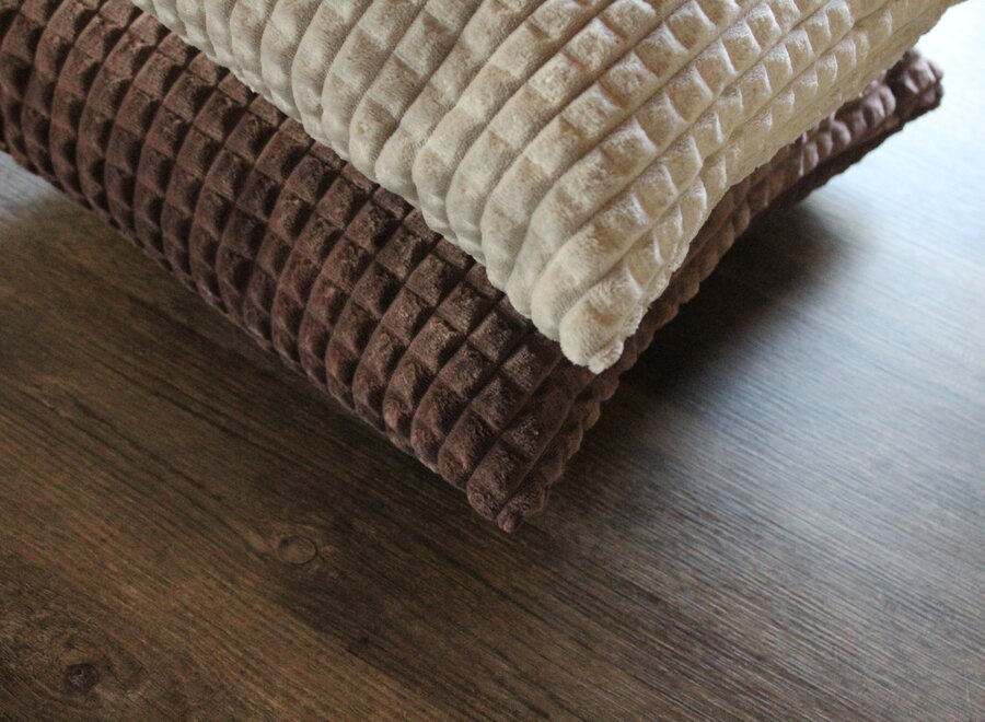 Sierkussen Little Square Soft Brown 45x45 cm | Luxe bruin velours woonkussen met subtiel vierkant patroon voor een warm en stijlvol interieur