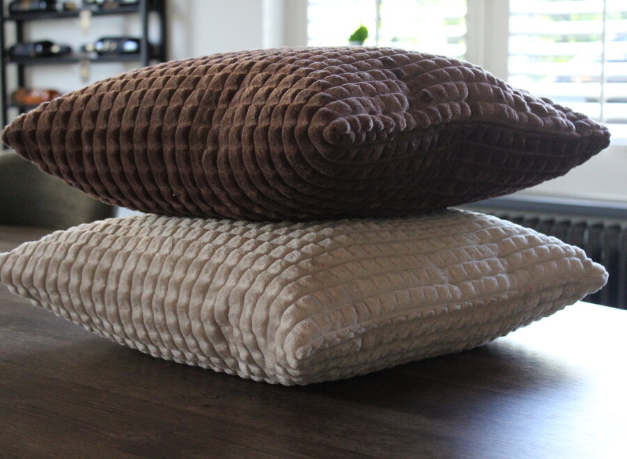 Sierkussen Little Square Soft Brown 45x45 cm | Luxe bruin velours woonkussen met subtiel vierkant patroon voor een warm en stijlvol interieur