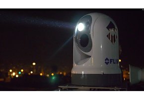 Raymarine M400XR First Responder, <9Hz Uitgebreide beschrijvingM400XR Stabilised Thermal Camera (640 x 480, 9Hz PAL/NTSC, 18° FOV) HD Color Low Light, LED Spotlight, Joystick Control Kit &VideoTracking