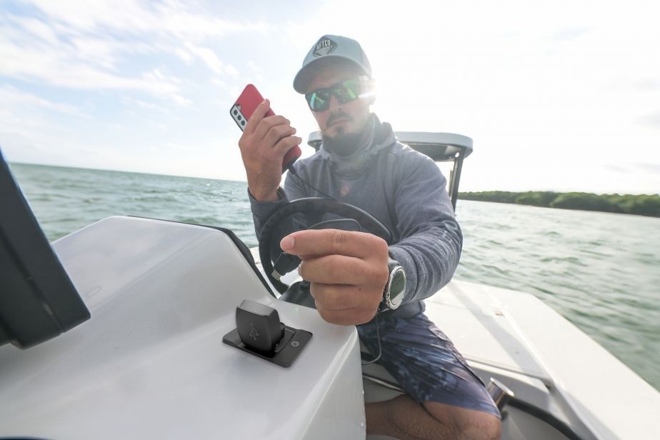 Scanstrut Flip Pro snellader waterdicht IPX4 USB-A en USB-C aansluiting 12 - 24 V met montageplaat