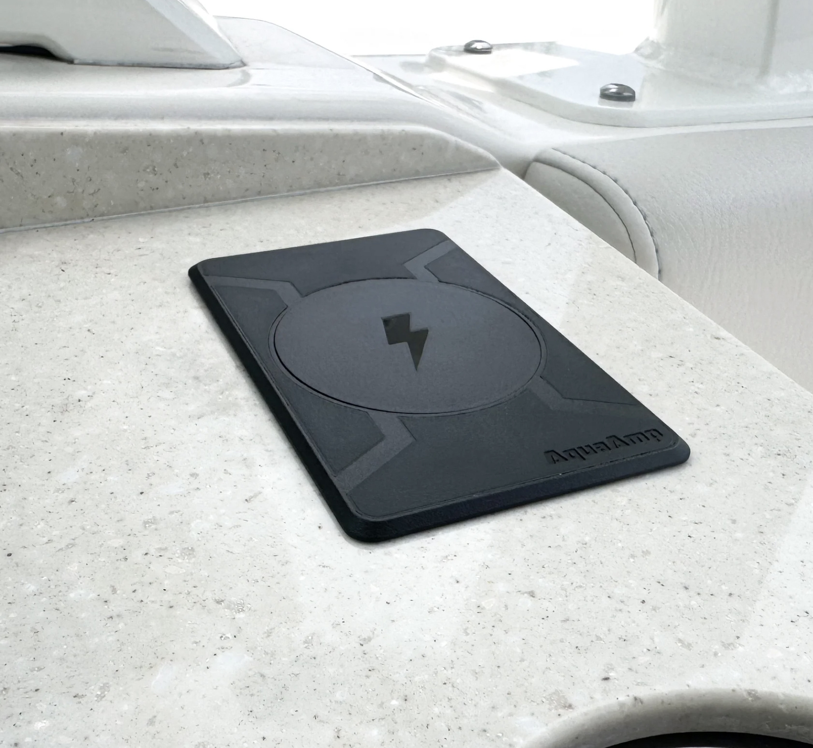 AquaAmp 215 Rectangular pad surface mount, 15W Qi2, standaard magneet