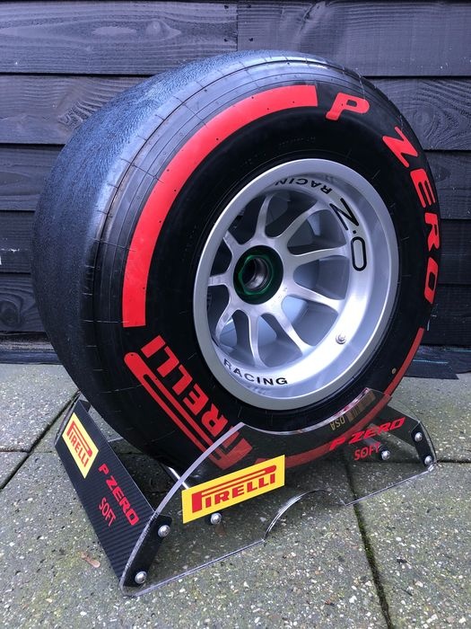Formule 1 Pirelli display - O.Z - 2016 - Tyre complete on wheel and display