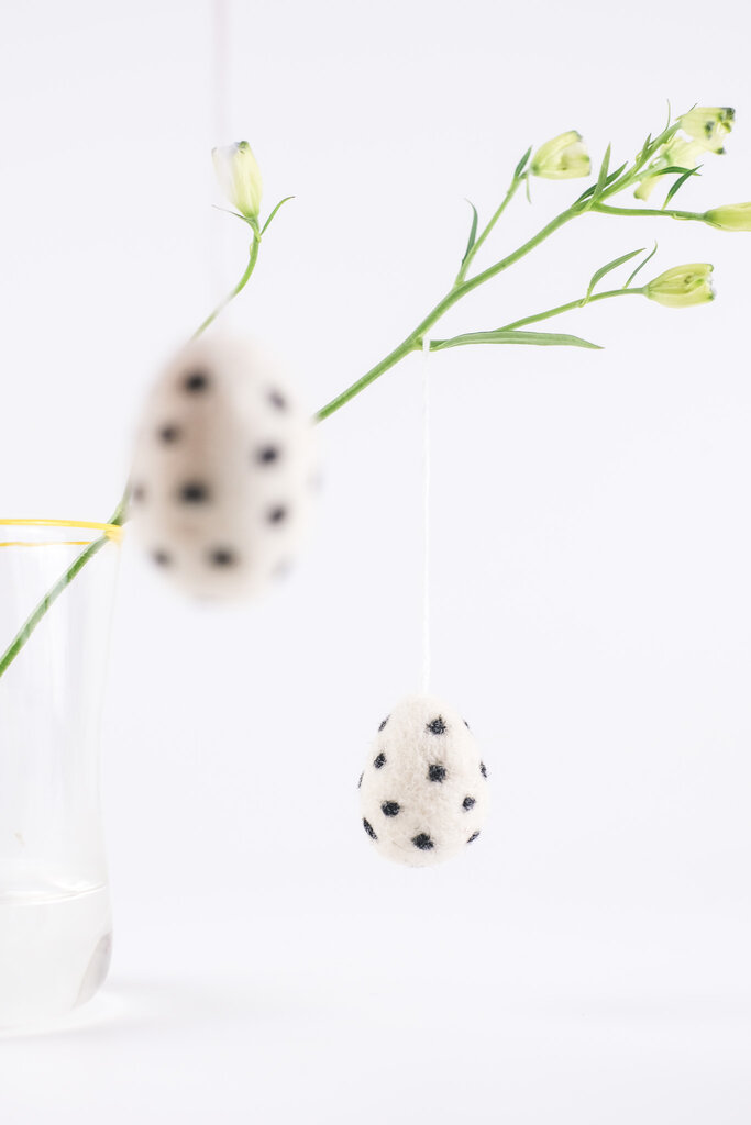 10er-Set Filzeier weiß mit schwarzen Punkten