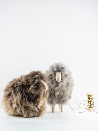 GRAUBRAUNES DEKO-SCHAF