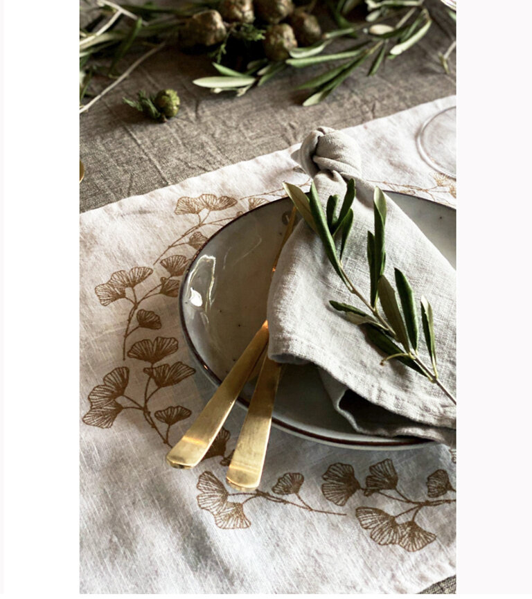 weißes Leinen mit goldenem Druck