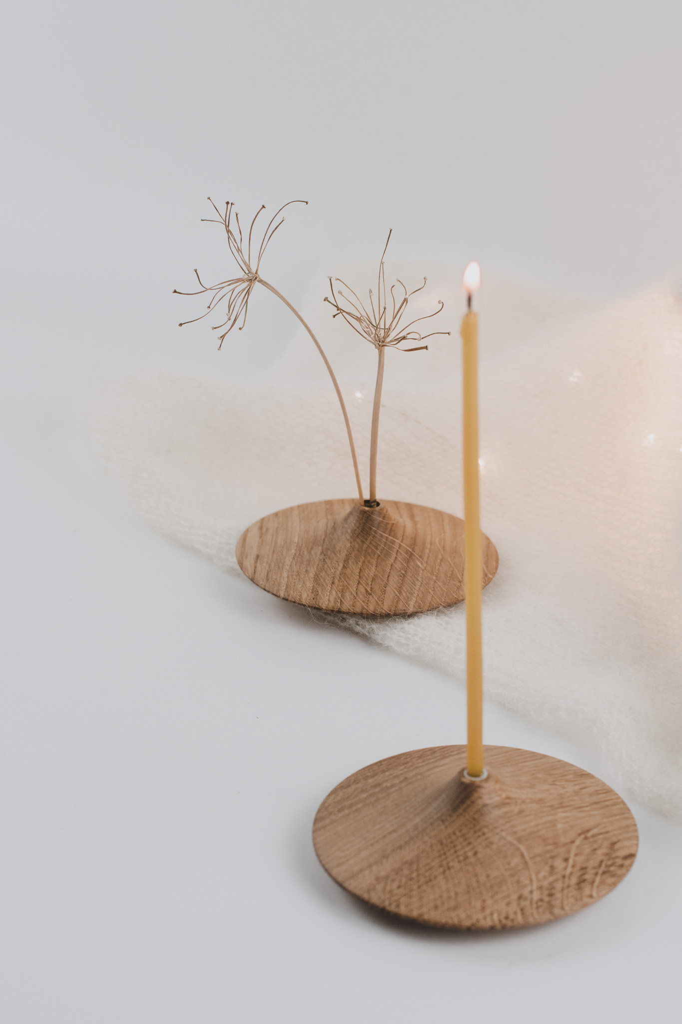 Zweig- oder Kerzenhalter aus Holz