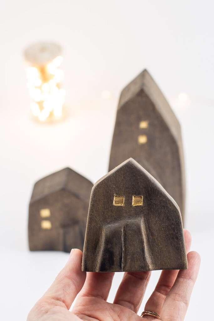 Handgearbeitetes, kleines Holzhaus