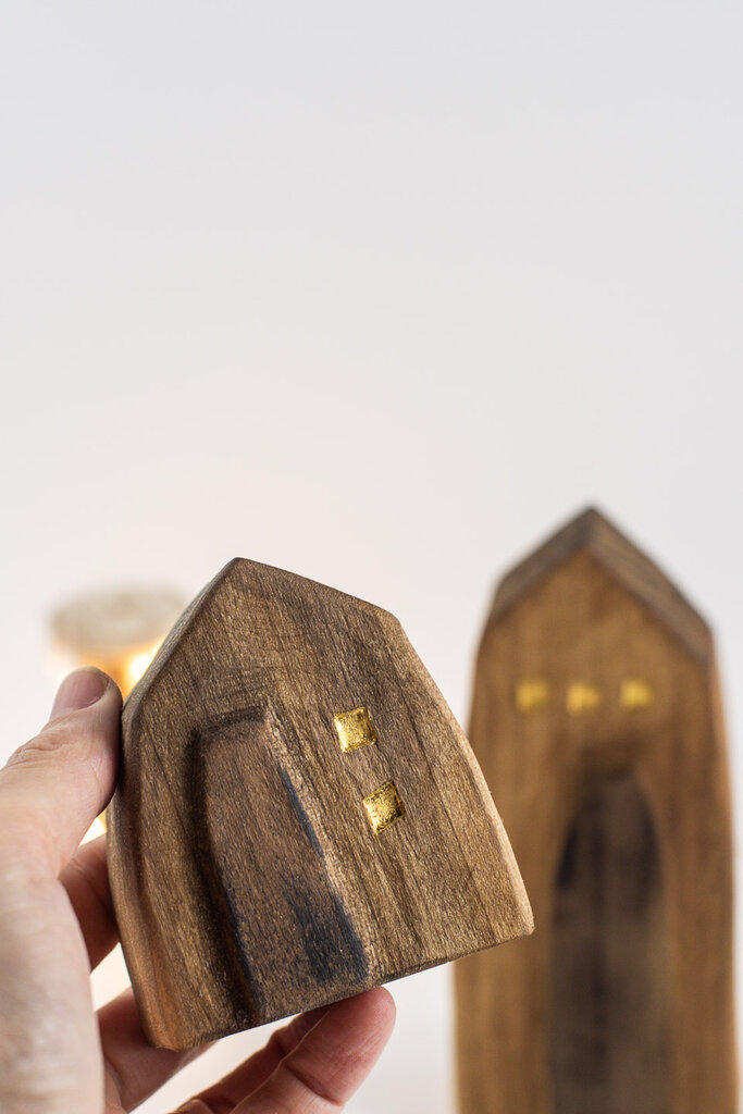 Handgearbeitetes, kleines Holzhaus