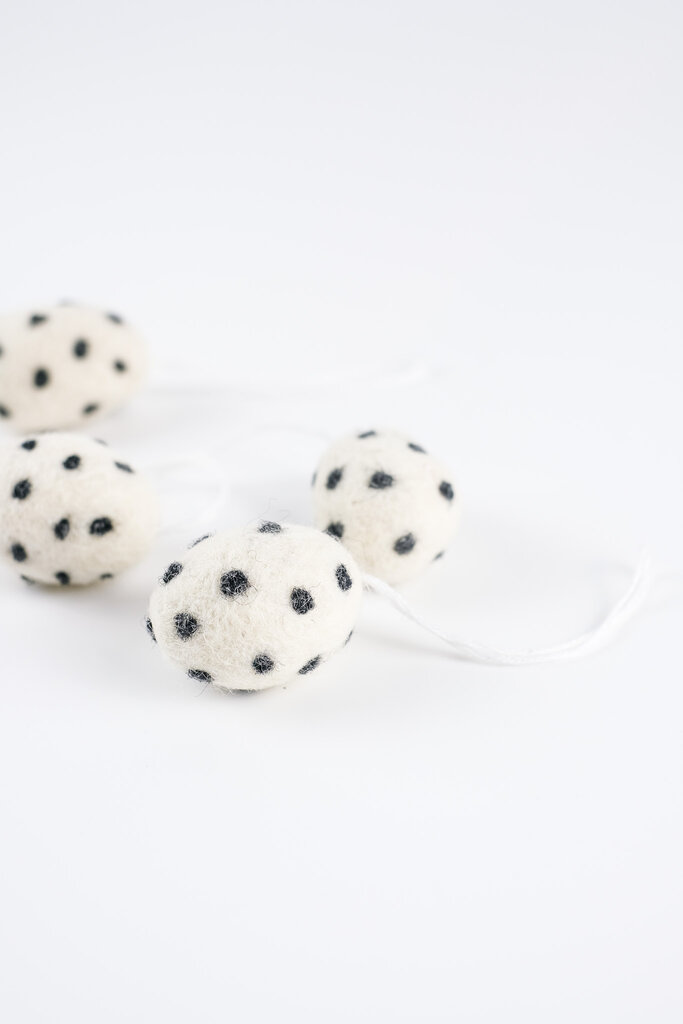 10er-Set Filzeier weiß mit schwarzen Punkten