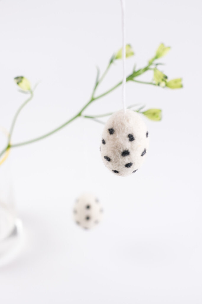 10er-Set Filzeier weiß mit schwarzen Punkten