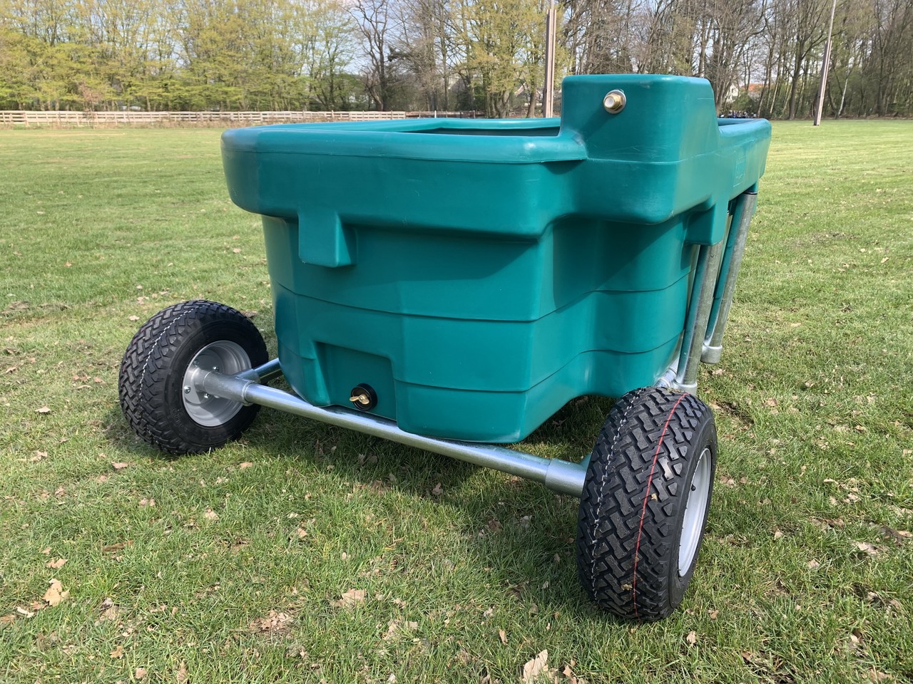 Suevia Suevia mobiele wagen met weidedrinkbak 1000 ltr Suevia Suevia mobiele wagen met weidedrinkbak 1000 ltr