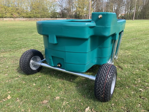 Suevia Suevia mobiele wagen met weidedrinkbak 1000 ltr Suevia Suevia mobiele wagen met weidedrinkbak 1000 ltr