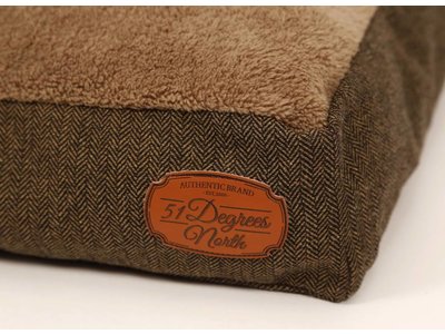 Extra zacht en stijlvol Box Hondenkussen Herringbone - 51 Degrees North - in Bruin/Zwart 100x70cm