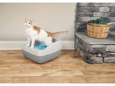 PetSafe® Deluxe silicaat kattenbakvullingssysteem inc. één zak met PetSafe™ kristallen kattenbakvulling, een plaskussen en een schep met een ophanghaak