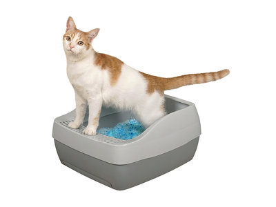 PetSafe® Deluxe silicaat kattenbakvullingssysteem inc. één zak met PetSafe™ kristallen kattenbakvulling, een plaskussen en een schep met een ophanghaak