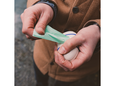 Beco Pocket - Milieuvriendelijke Poepzakjeshouder - Te bevestigen aan riem, inclusief 15 Hondenpoepzakjes - Beco Pets - in Groen, Naturel, Blauw en Roze
