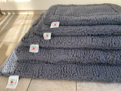 HuggleHounds - Wasbare Fleece Hondenmat van Lamswol voor benches of als los kussen - In Naturel of Grijs - S/M/L/XL/XXL