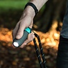 Kong Kong HandiPod Flashlight Dispenser - Poepzakhouder met zaklamp en handige karabijnhaak - Regular of Mini Kong Kong HandiPod Flashlight Dispenser - Poepzakhouder met zaklamp en handige karabijnhaak - Regular of Mini