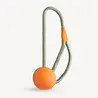 Beco Slinger Ball - Lichtgewicht bal aan touw voor honden - Ideaal voor apporteren en trekspel - Beco Pets - Oranje of Geel Beco Slinger Ball - Lichtgewicht bal aan touw voor honden - Ideaal voor apporteren en trekspel - Beco Pets - Oranje of Geel