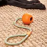 Beco Slinger Ball - Lichtgewicht bal aan touw voor honden - Ideaal voor apporteren en trekspel - Beco Pets - Oranje of Geel Beco Slinger Ball - Lichtgewicht bal aan touw voor honden - Ideaal voor apporteren en trekspel - Beco Pets - Oranje of Geel