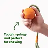 Beco Slinger Ball - Lichtgewicht bal aan touw voor honden - Ideaal voor apporteren en trekspel - Beco Pets - Oranje of Geel Beco Slinger Ball - Lichtgewicht bal aan touw voor honden - Ideaal voor apporteren en trekspel - Beco Pets - Oranje of Geel