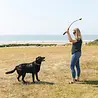 Kong Kong HandiPod Launch - Werpstok voor honden met ingebouwde poepzakhouder in het handvat - Inclusief bal en twee rollen poepzakjes Kong Kong HandiPod Launch - Werpstok voor honden met ingebouwde poepzakhouder in het handvat - Inclusief bal en twee rollen poepzakjes