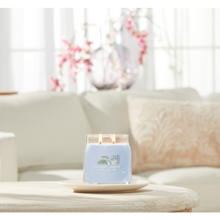 Yankee Candle Yankee Candle A Calm & Quiet Place Signature Medium Jar