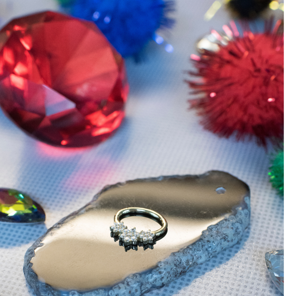 18 Karaat Goud Septum/Daith Ring - Premium Zirconia Bloemetjes