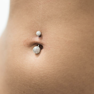 Navelpiercing verguld met goudkleur en kristallen balletjes