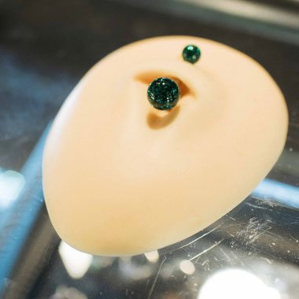 Belly piercing - Emerald Green Premium Zirconia (1.6 x 10mm)