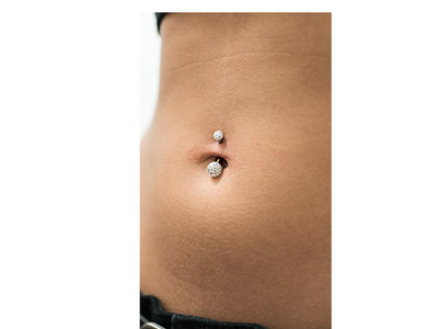 Navelpiercing met zirkonia strikje Een mooie navelpiercing vervaard