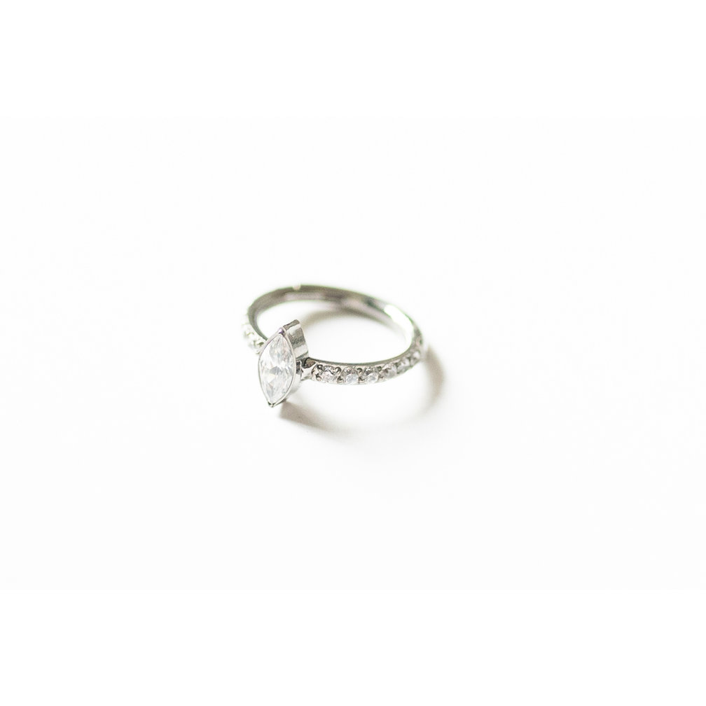 Opvallende en Elegante Titanium Ring - Met Glinsterende Kristallen, Perfect voor Helix Piercings