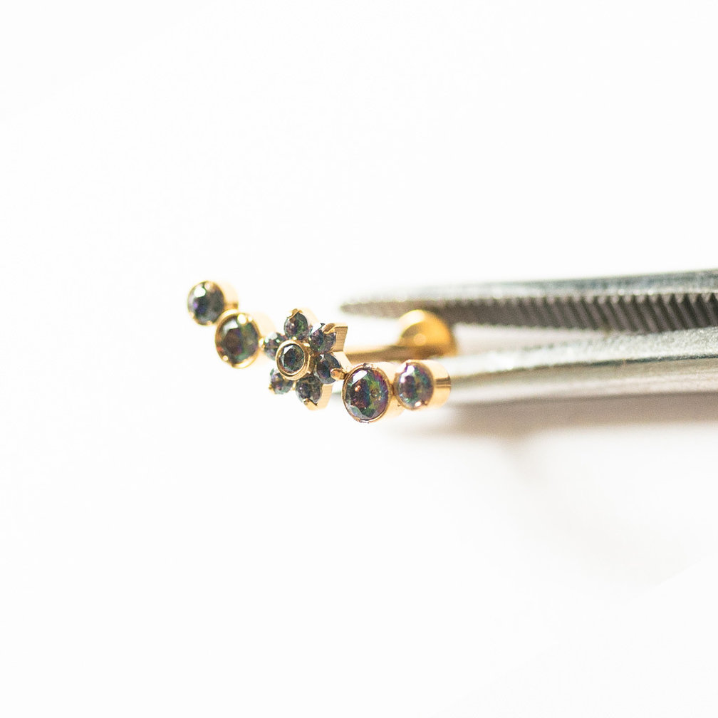 Stijlvolle en Opvallende Vergulde Barbell van Titanium - Met Bloemachtige Kristallen, Perfect voor Tragus Piercings