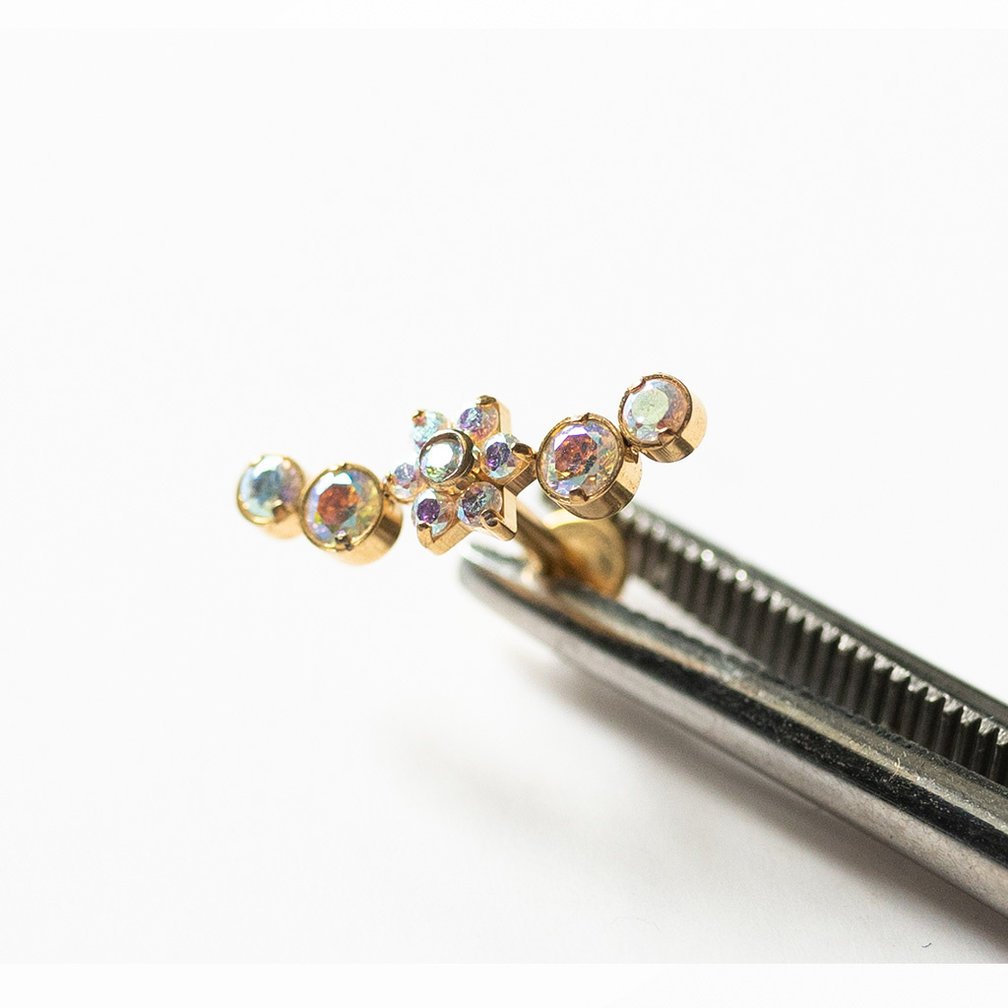 Stijlvolle en Opvallende Vergulde Barbell van Titanium - Met Bloemachtige Kristallen, Perfect voor Tragus Piercings