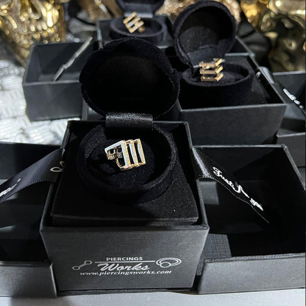 Stijlvolle en Opvallende Helix Piercing Ring van 14 Karaat Massief Goud - Triple Chevron Design