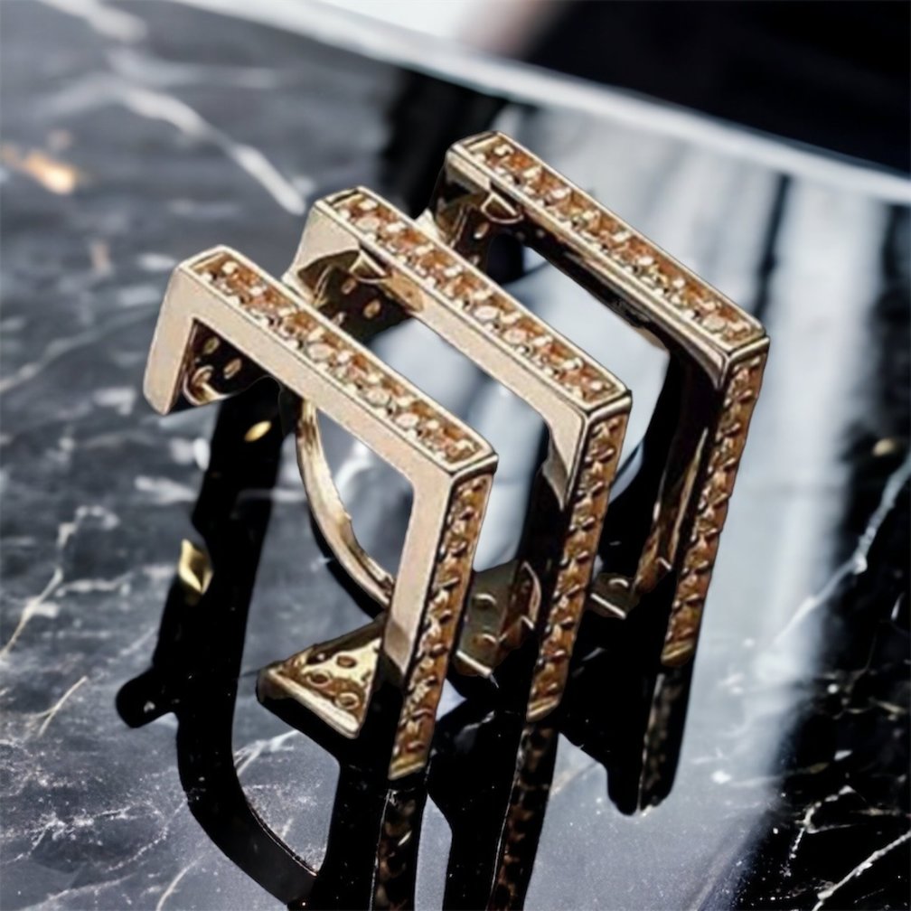 Stijlvolle en Opvallende Helix Piercing Ring van 14 Karaat Massief Goud - Triple Chevron Design