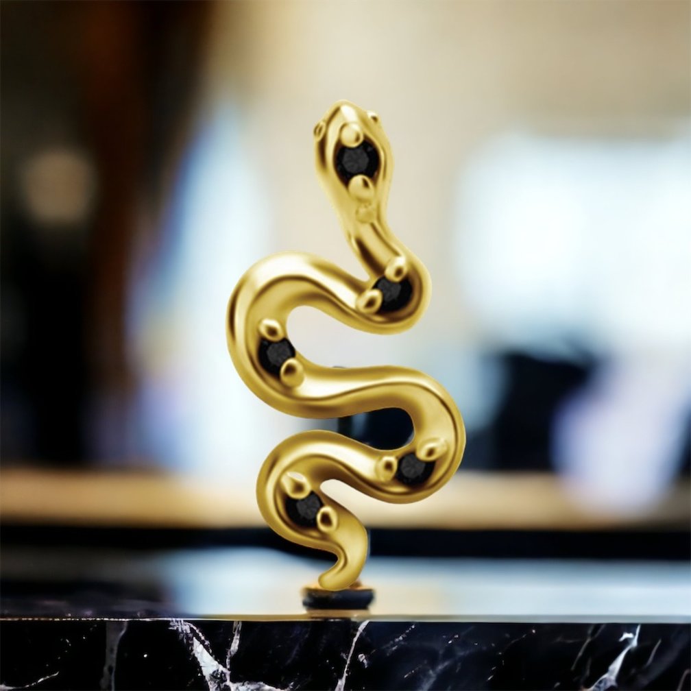 Elegante en Opvallende Tragus Piercing van 18 Karaat Goud - Slang Design met Zwarte Spine