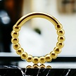 18 Karaat Gouden Segment Ring met prachtig bolletje voor de perfecte oorpiercing