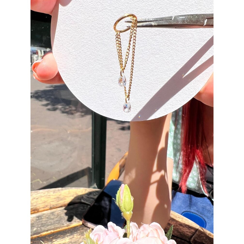 Helix Piercing met Zirkonia Druppelkristallen en Stalen Kkettingen