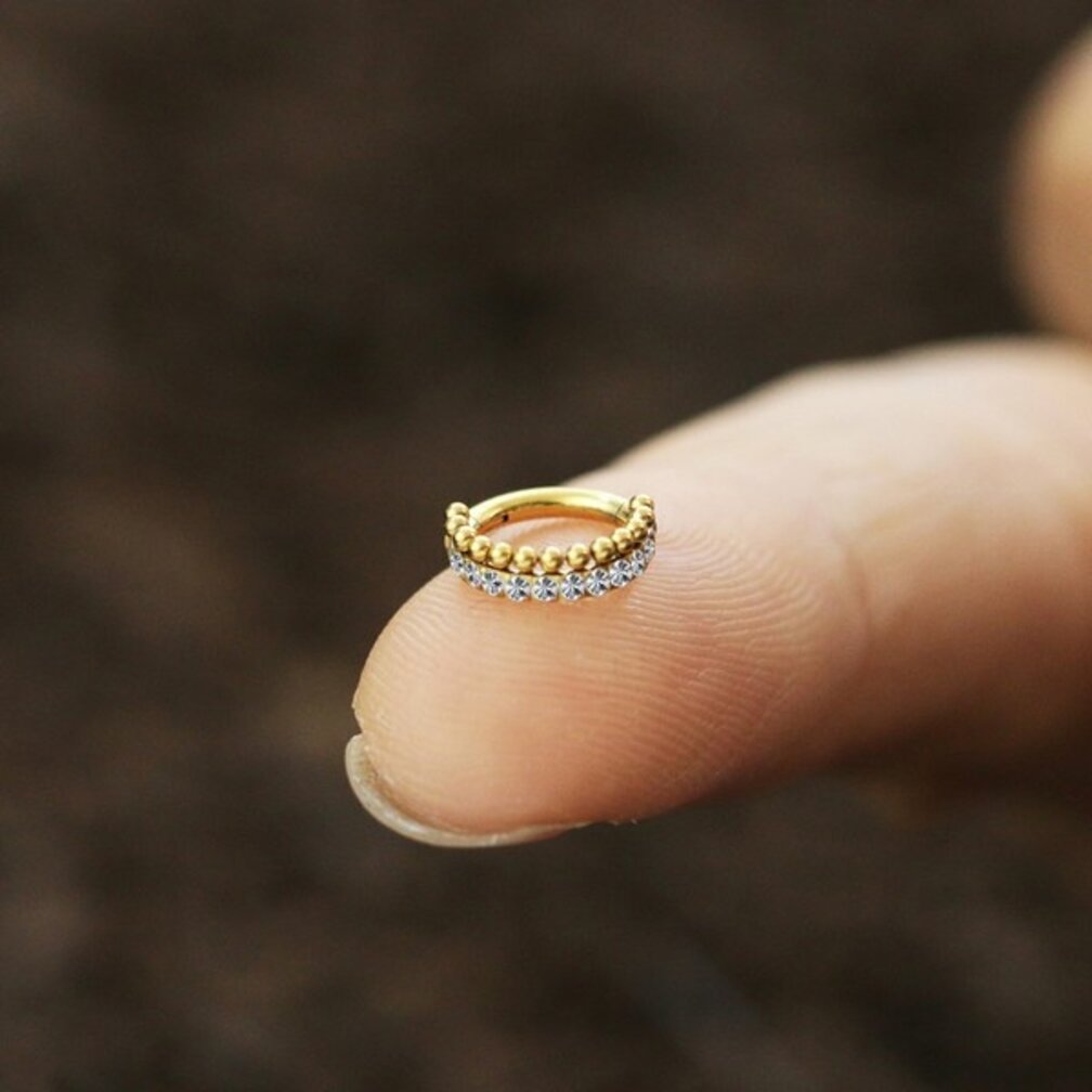Stijlvolle Helix Piercing met Stenen en Balletjes
