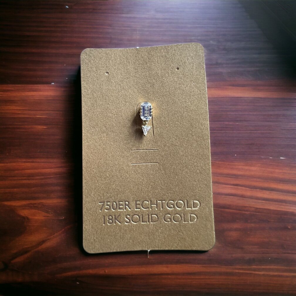 Schitterende 18 Karaats Gouden Piercing met Pijlontwerp en Zirkonia Stenen