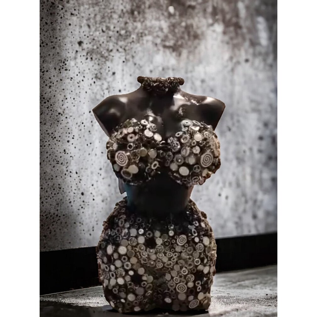 Earlene Plugia, a striking sculpture that redefines contemporary art and body adornmen