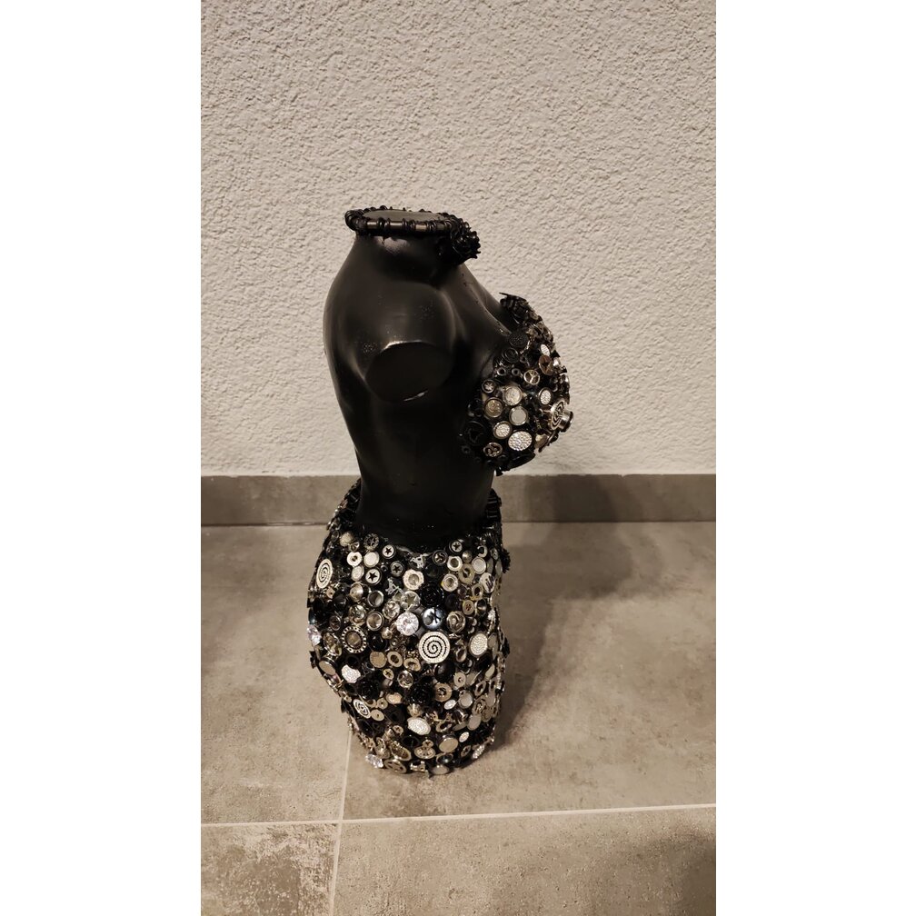 Earlene Plugia, a striking sculpture that redefines contemporary art and body adornmen